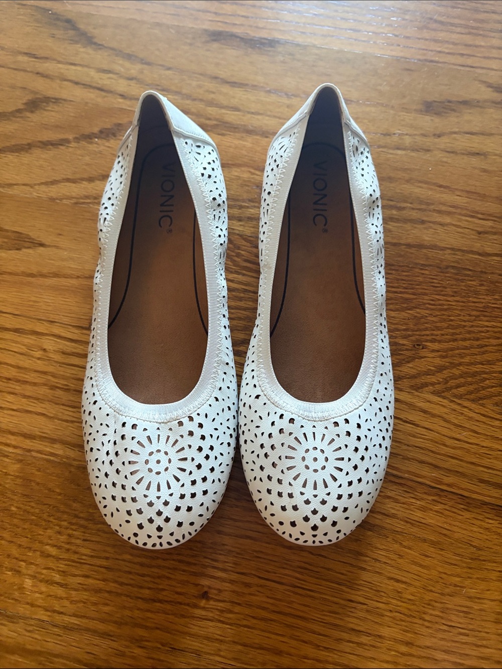 Vionic White Perforated Round-Toe Ballet Flats (new without box)